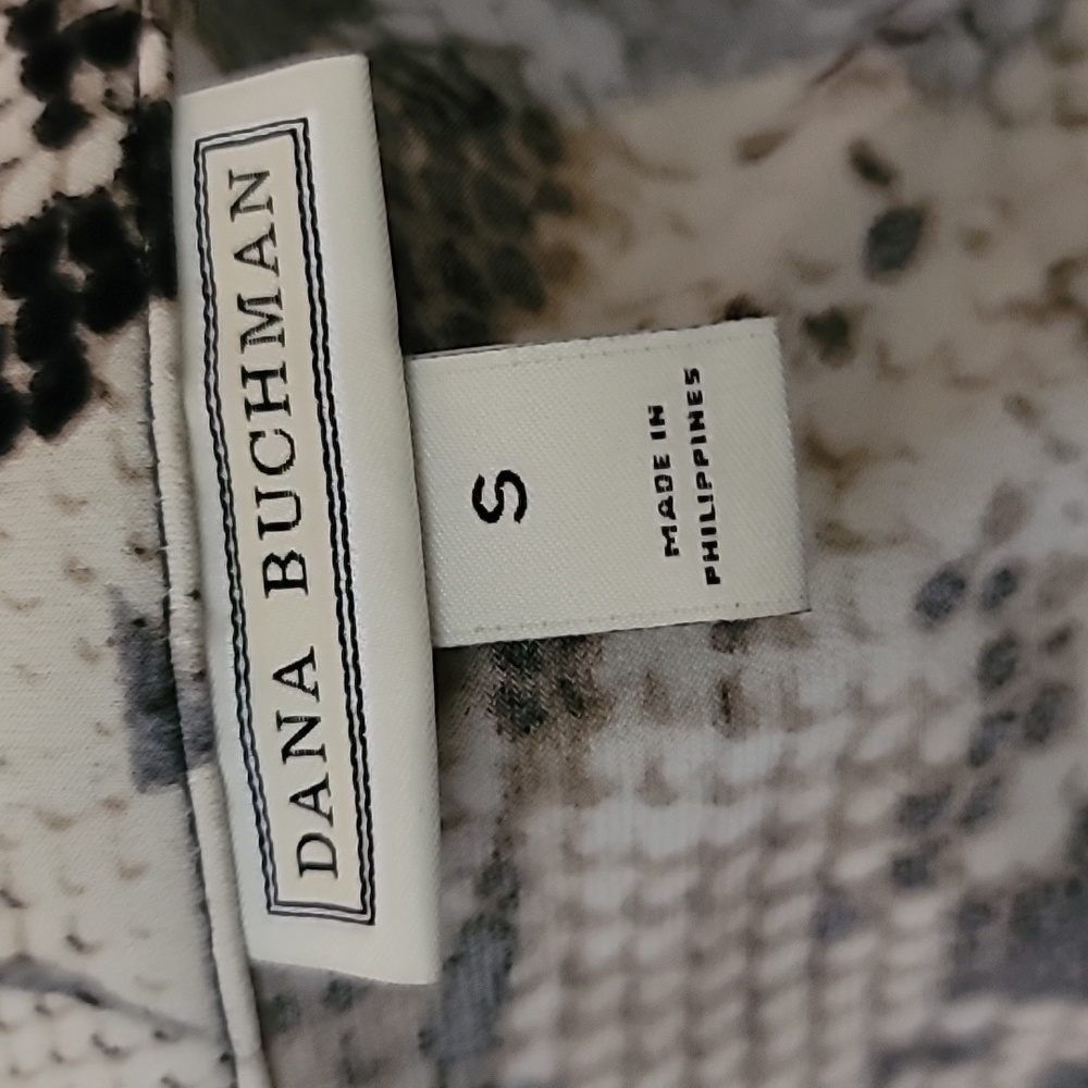 ๐ฆ3/$25 Dana Buchman snake pattern button-down shirt EUC - Picture 7 of 9
